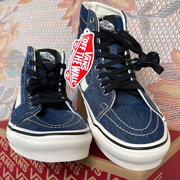 Vans WMNS Sk8-Hi Tapered
Denim Embroidery Navy/White
VNOA5KRUNAV
Sneakers - Picture 7 of 16
